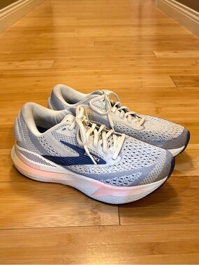 Brooks Womens Adrenaline GTS 24 Shoes- Size 8.5